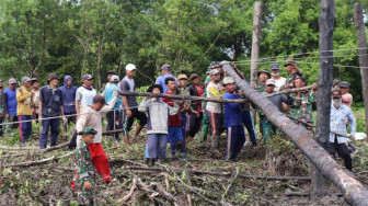 Semangat Warga Gotong Royong Bantu Pekerjaan TMMD