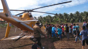 Anak-Anak Desa Labuhan Pering 'Serbu' Helikopter Tim Wasev