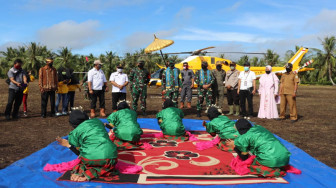 Turun dari Heli, Tim Wasev TMMD Disambut Tarian Sekapur Sirih