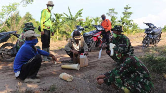 Satgas TMMD Kodim 0419/Tanjab Rutin Sosialisasikan Bahaya Covid-19