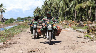 Peduli Sesamo, Anggota Satgas TMMD Bagikan Sembako Pakai Sepeda Motor