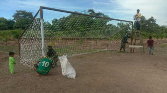 Gelar Turnamen Sepakbola, Satgas TMMD dan Karang Taruna Siapkan Lapangan