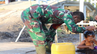 Ketika Bocah Labuhan Pering Mandi di Sumur Bor TMMD