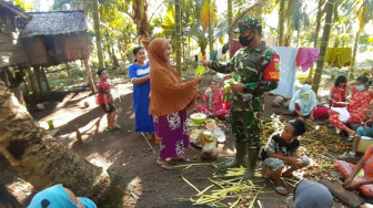 Cegah Penyebaran Virus Corona, Satgas TMMD Kodim Tanjab Imbau Warga Pakai Masker