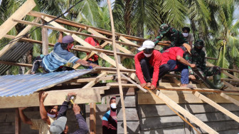 Indahnya Kebersamaan TNI dan Masyarakat Gotong Royong Bangun Desa