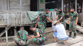 Kompak Satgas TMMD Kodim 0419/Tanjab Bersihkan Pekarangan Rumah Orang Tua Asuh