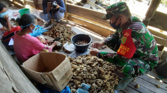 Datangi Rumah Warga, Dansatgas TMMD 108 Bagikan Sembako dan Masker