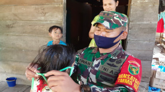 Sambil Bersenda Gurau, Dansatgas TMMD Bantu Warga Kupas Pinang