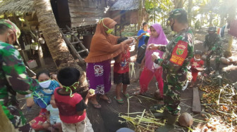 Baksos Satgas TMMD 108 Kodim Tanjab Bagikan Sembako dan Masker di Dusun Sungai Kapas