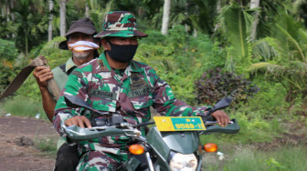 Bantu Warga Pergi ke Kebun, Satgas Tak Ubahnya Keluarga Sendiri