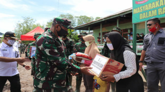 Danrem 042/Gapu Bagikan Sembako di Lokasi TMMD Labuhan Pering