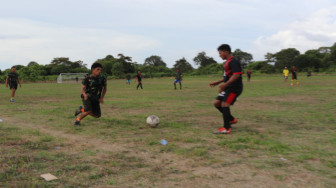 Jalin Komunikasi dan Kebersamaan, Satgas TMMD Gelar Sepakbola Bersama Warga