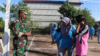 Semarakkan Turnamen Volly Putri, Serda Wendrik Jadi Wasit