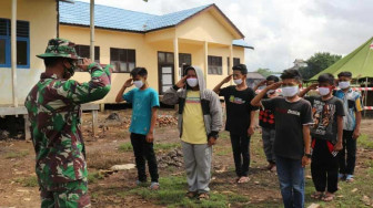 Ajarkan Cinta Tanah Air, Satgas TMMD Latih Anak-Anak Baris Berbaris