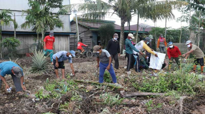 Sambut Tim Wasev TMMD, Warga Gotong Royong Bersihkan Lingkungan