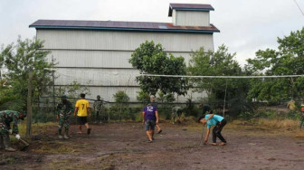 Perbaiki Lapangan Voli, Satgas TMMD Kodim Tanjab Motivasi Warga Berolahraga