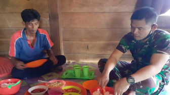 Penuh Keakraban, Dansatgas TMMD Makan Bersama Orang Tua Asuh