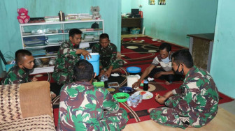 Anggota Satgas TMMD Makan Bersama Orangtua Asuh