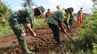 Dan SSK Satgas TMMD Pimpin Gotong Royong Perbaiki Jalan Rusak Bersama Warga