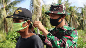 Satgas TMMD Kodim Tanjab Masih Gencar Bagikan Masker