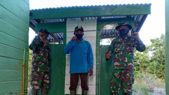 Perangkat  Desa Apresiasi Perbaikan Toilet Sekolah Oleh Satgas TMMD