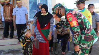 Momen Dansatgas TMMD 108 Kodim Tanjab Bersama Anak Desa Labuhan Pering