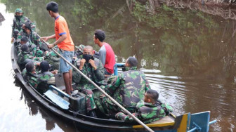 Menuju Lokasi TMMD Labuhan Pering Lewati Jalur Sungai