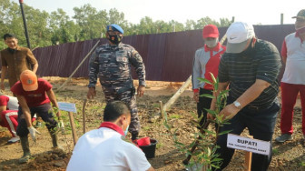 Safrial dan Danlanal Palembang Tanam Mangrove di Kawasan Pelabuhan Roro