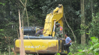 Eskavator Rusak Saat Mencongkel Tunggul di Lokasi TMMD