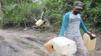 Bantu Pembukaan Jalan, Warga Sungaiterap Tolong Bawa Galon