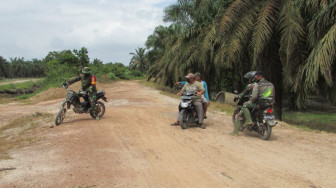 Satgas TMMD Survey Lokasi Jalan Mengeluarkan Eskavator