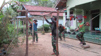 Lihat Jemuran Pakaian Sudah Tidak Layak, Tentara Ini Bikin Baru