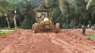 Warga Desa Sungaiterap dan Satgas Cek Jalan TMMD