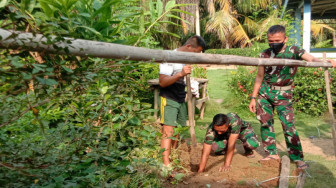 Dekat dengan Warga, Tentara Ini Bantu Buat Jemuran