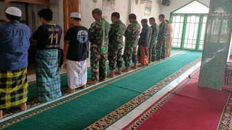 Satgas TMMD Istirahat dan Shalat Berjemaah Usai Sosialisasi