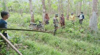 Warga dan Satgas TMMD Ukur Lahan untuk Pembukaan Jalan