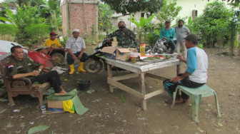 Nyantai... Kapten Rilman dan Warga Bahas Pemasangan Galar