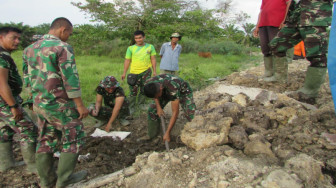 Satgas TMMD dan Warga Gotong Royong Timbun Gorong-Gorong