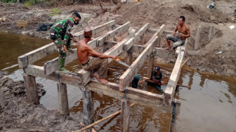 Pembuatan Dua Jembatan Sungaiterap Tinggal Pasang Papan Landasan