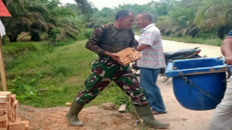 Perangkat Desa Sungaiterap dan Babinsa Gotong Royong Lansir Batu Bata