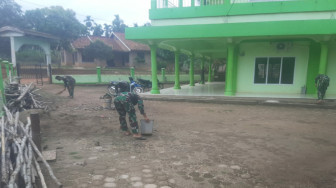 Satgas TMMD Bersihkan Masjid Jelang Shalat Jumat