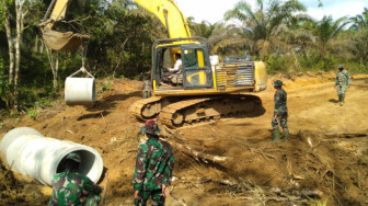 Gorong-Gorong Jalan Desa Mekarjaya Mulai Dipasang