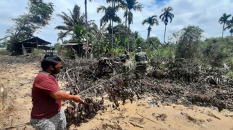 Warga Mekarjaya Gotong Royong Buka Jalan Tembus