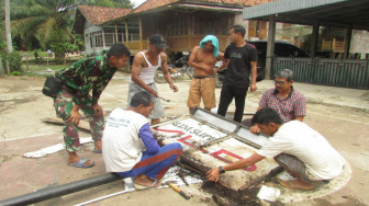 Satgas TMMD Bantu Perbaiki Lampu Lapangan Badminton