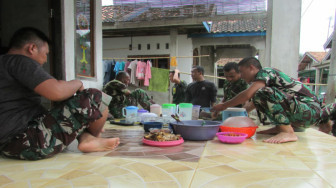 Warga dan Satgas TMMD Makan Siang Bersama