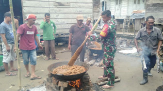 Satgas TMMD 110 Kodim Batanghari Bantu Emak-Emak Masak