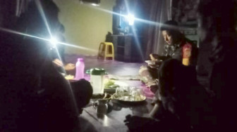 Makan Malam Saat Lampu Padam