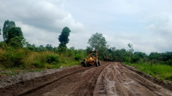 Jalan Sungaiterap Diratakan dengan Gleder