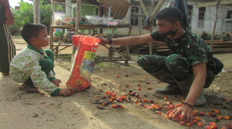 Tentara Ini Bantu Anak Sungaiterap Kumpulkan Sawit