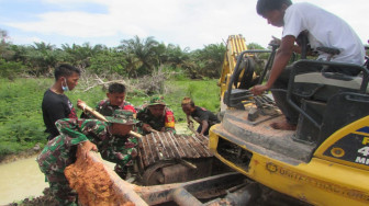 Warga dan Satgas TMMD Kompak Pasang Rantai Eksavator